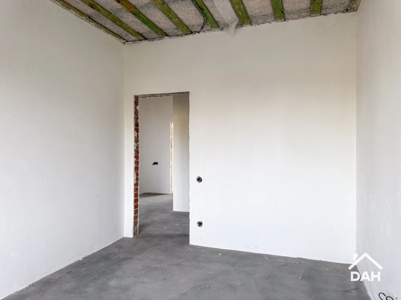 Будинок 220 м², з укриттям, під чистове оздоблення, біля мет