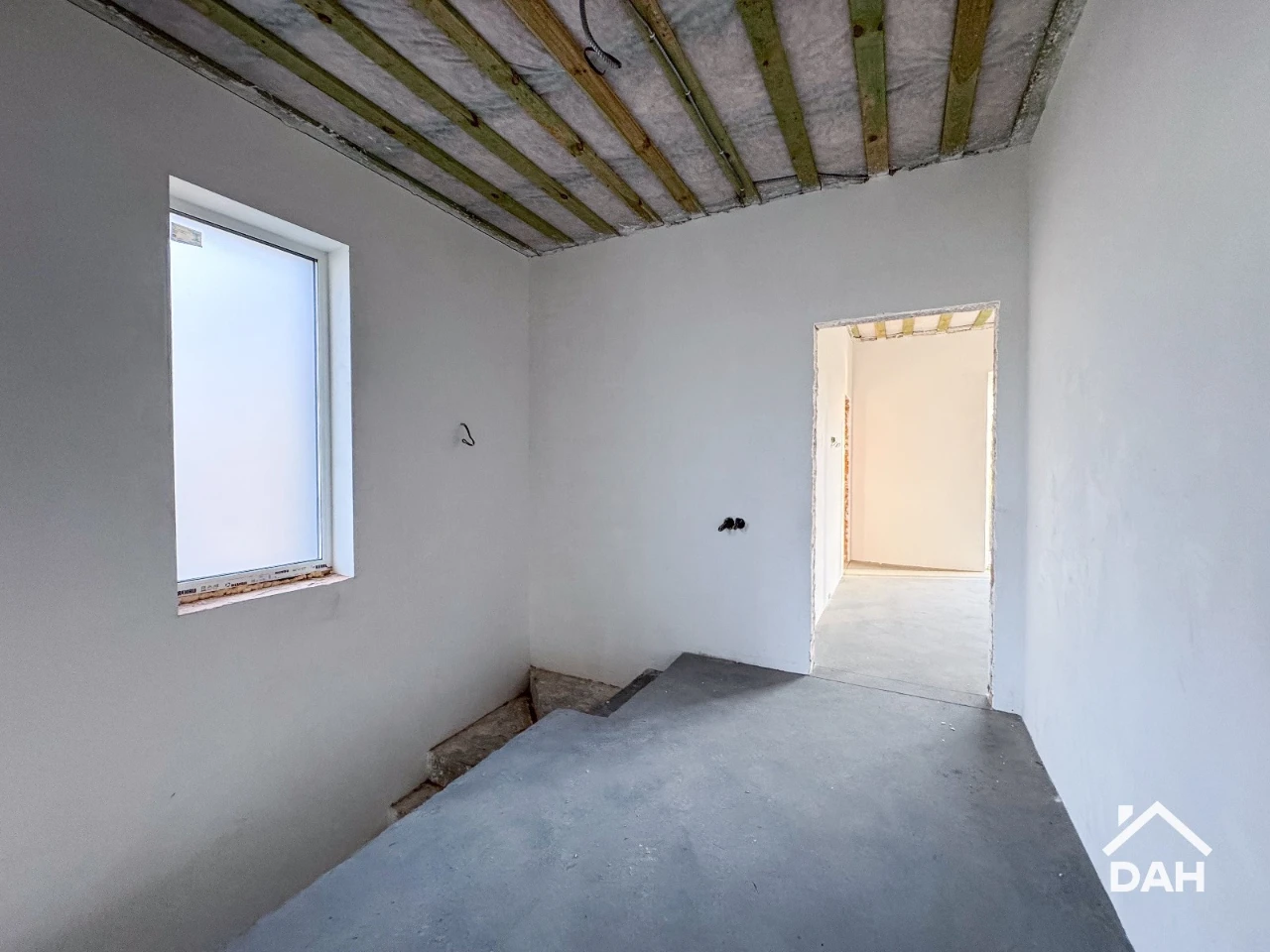 Будинок 220 м², з укриттям, під чистове оздоблення, біля мет