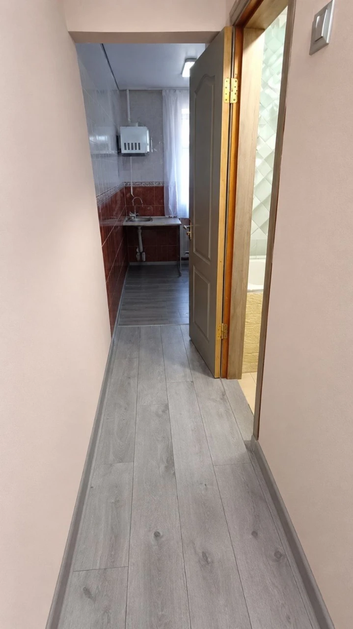 продам 1 кімнатну квартиру в центрі міста