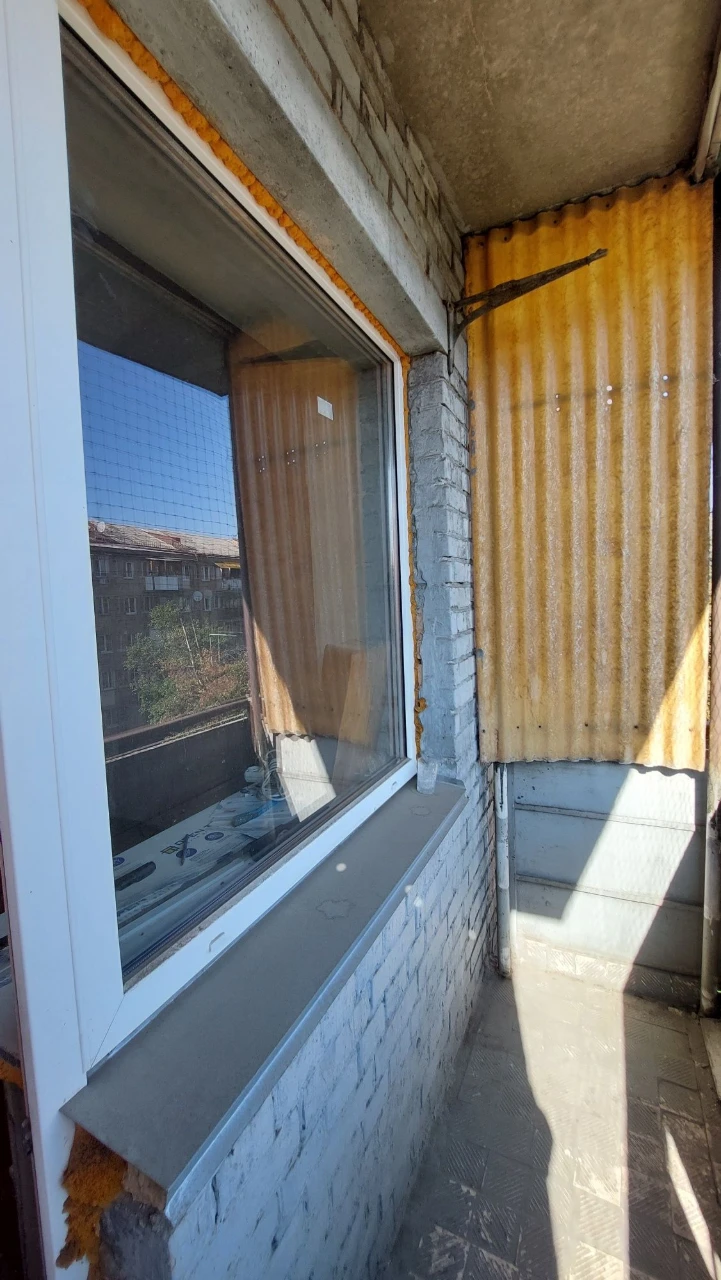 Метро Васильківська 1 к.кв. біля парку