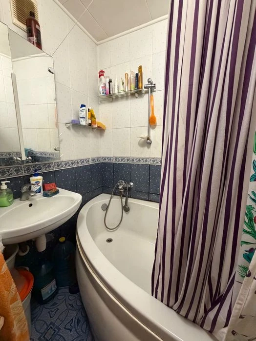 3-room apartment for sale (Verbytskoho St., Vyrlytsia metro station)