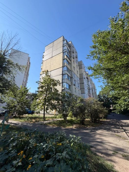 3-room apartment for sale (Verbytskoho St., Vyrlytsia metro station)