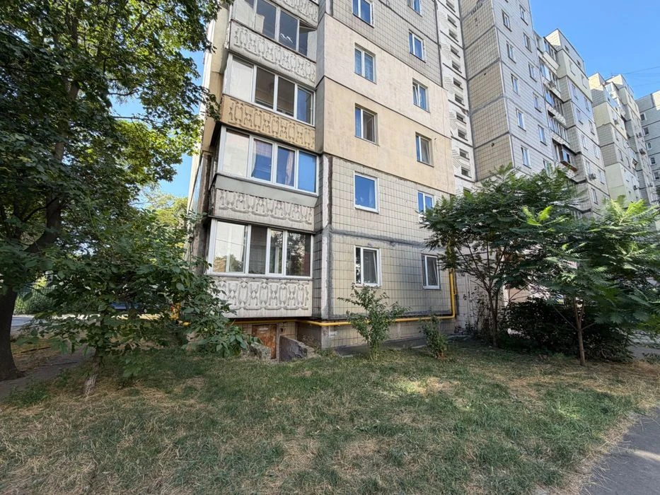 3-room apartment for sale (Verbytskoho St., Vyrlytsia metro station)