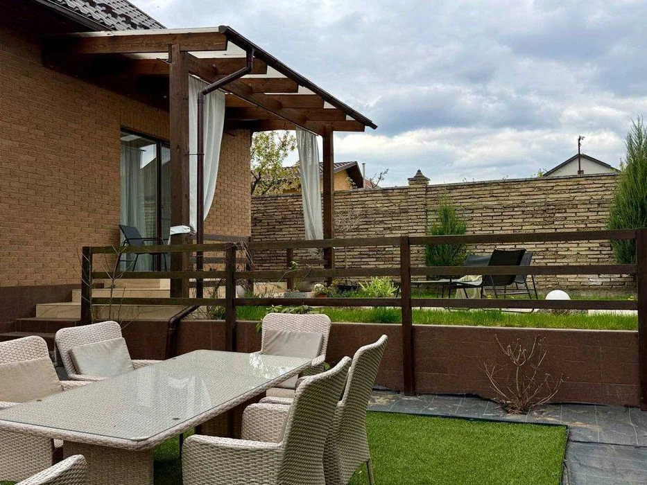 Продаж сучасного укомплектованого будинку в районі Старті