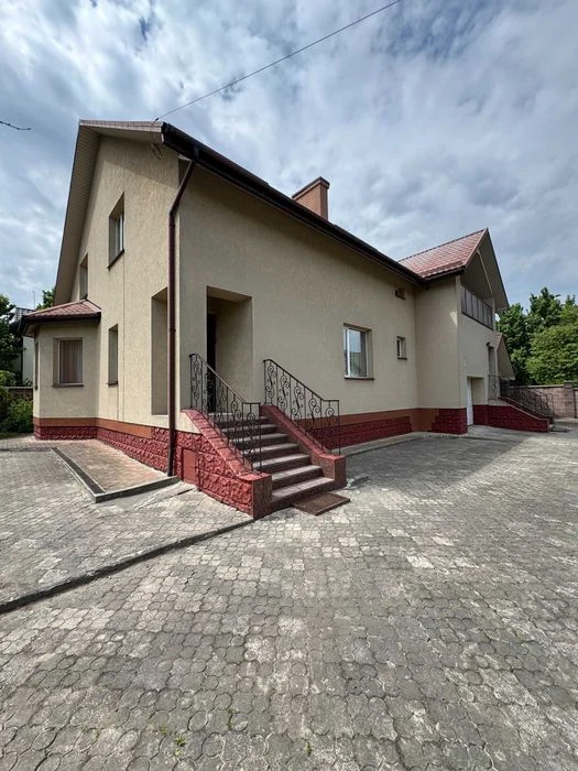 Продаж цегляного будинку на два входи в центральній частині