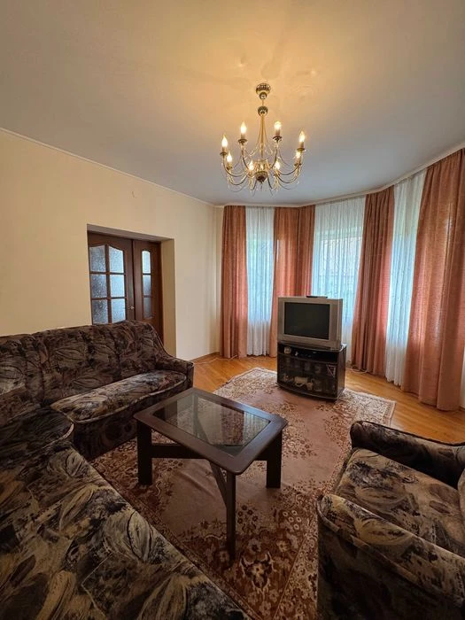 Продаж цегляного будинку на два входи в центральній частині
