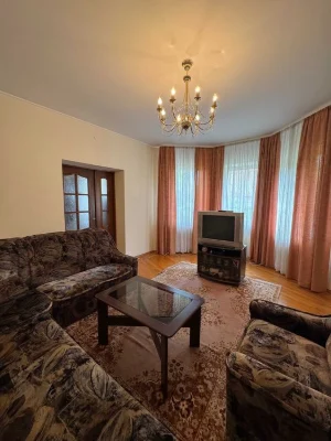 Продаж цегляного будинку на два входи в центральній частині