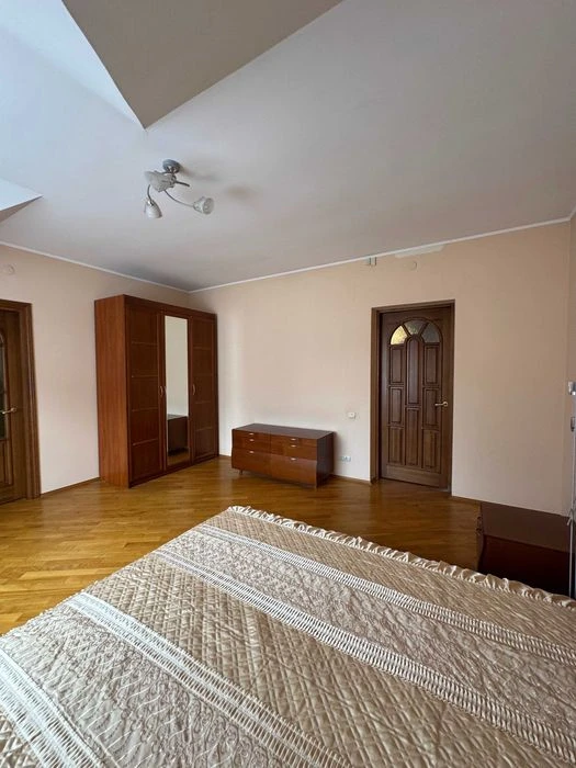 Продаж цегляного будинку на два входи в центральній частині