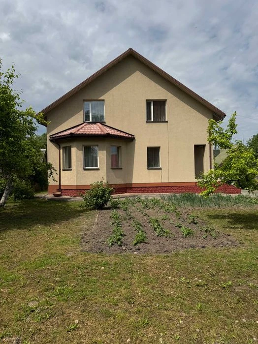 Продаж цегляного будинку на два входи в центральній частині