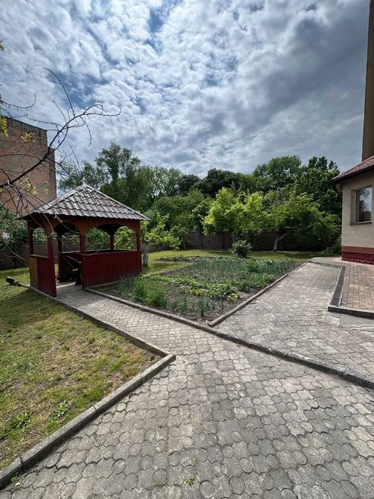 Продаж цегляного будинку на два входи в центральній частині