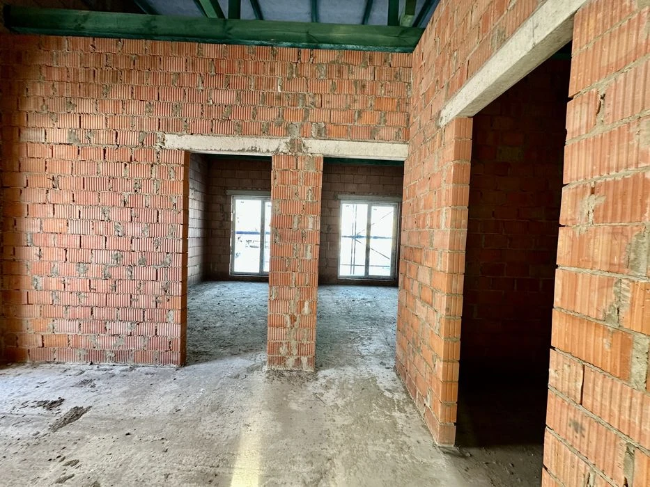 Котедж з парканом та міськими комунікаціями на 3 сотках земл