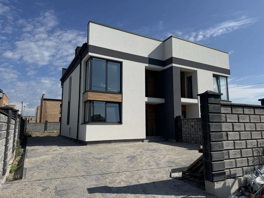 Продам дуплекс на Щасливому з ділянкою 3,3 сот та внутрішнім