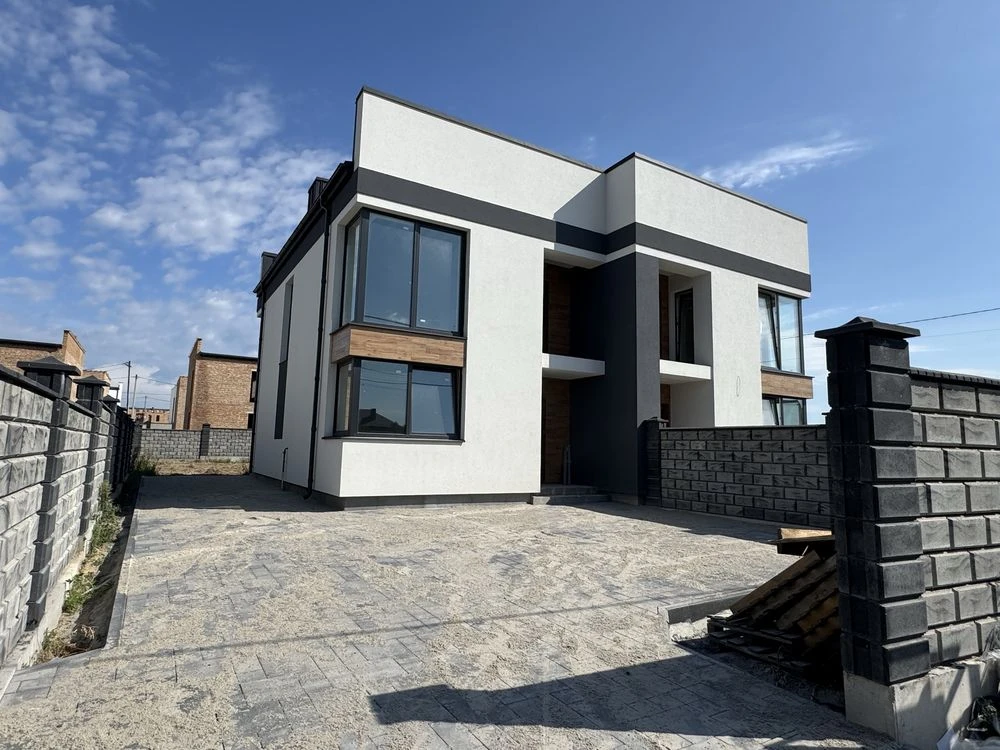 Продам дуплекс на Щасливому з ділянкою 3,3 сот та внутрішнім