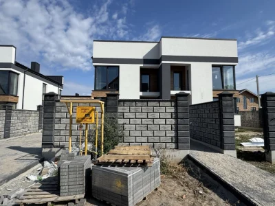 Продам дуплекс на Щасливому з ділянкою 3,3 сот та внутрішнім