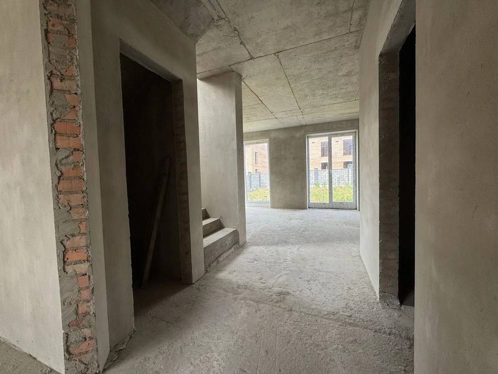 Продам дуплекс на Щасливому з ділянкою 3,3 сот та внутрішнім