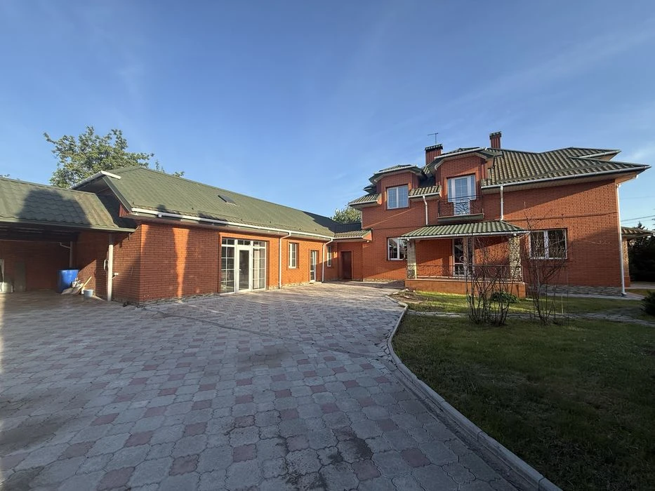 Терміновий продаж будинку в місті з ділянкою  15 сотих.