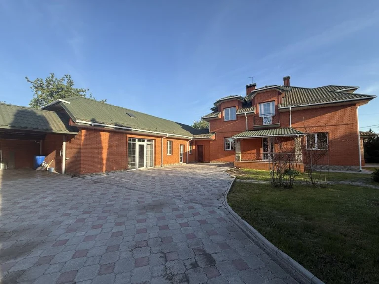 Терміновий продаж будинку в місті з ділянкою  15 сотих.