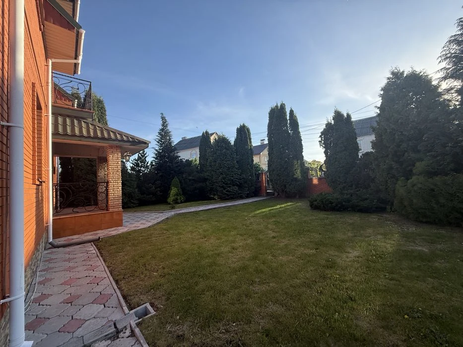 Терміновий продаж будинку в місті з ділянкою  15 сотих.