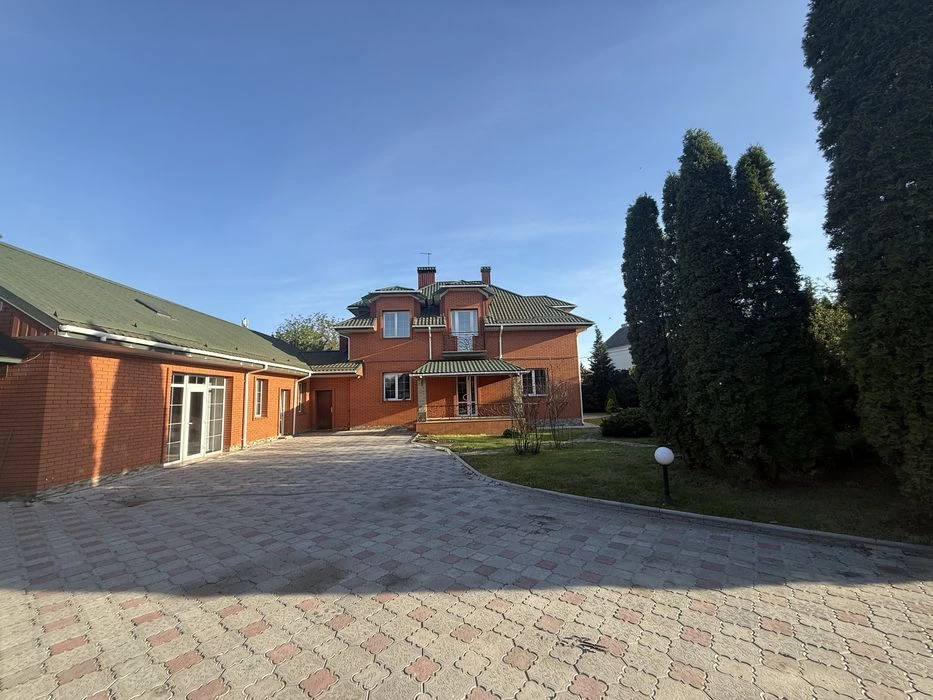 Терміновий продаж будинку в місті з ділянкою  15 сотих.