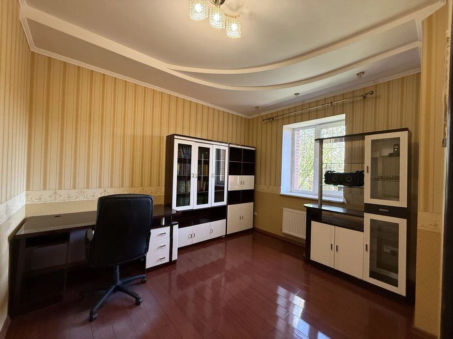 Терміновий продаж будинку в місті з ділянкою  15 сотих.