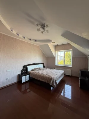 Терміновий продаж будинку в місті з ділянкою  15 сотих.