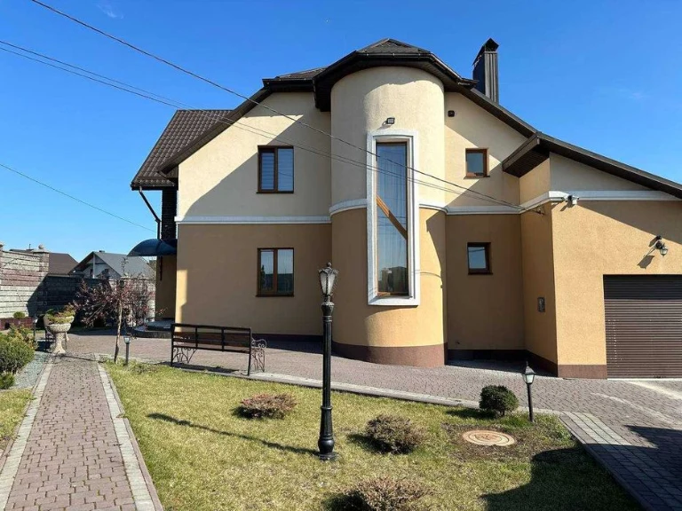 Продам будинок 246 м² з сауною, каміном, двома гаражами та B