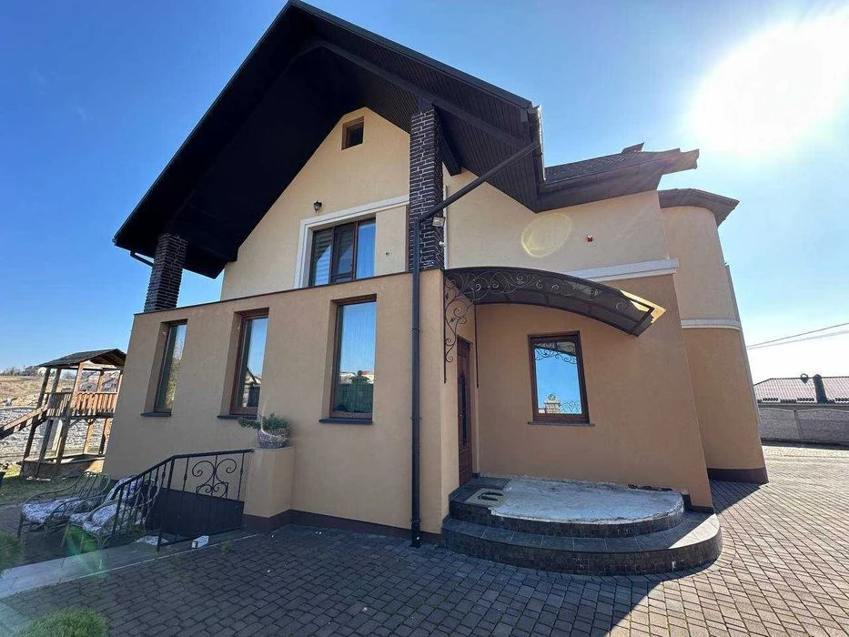Продам будинок 246 м² з сауною, каміном, двома гаражами та B