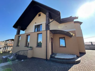 Продам будинок 246 м² з сауною, каміном, двома гаражами та B