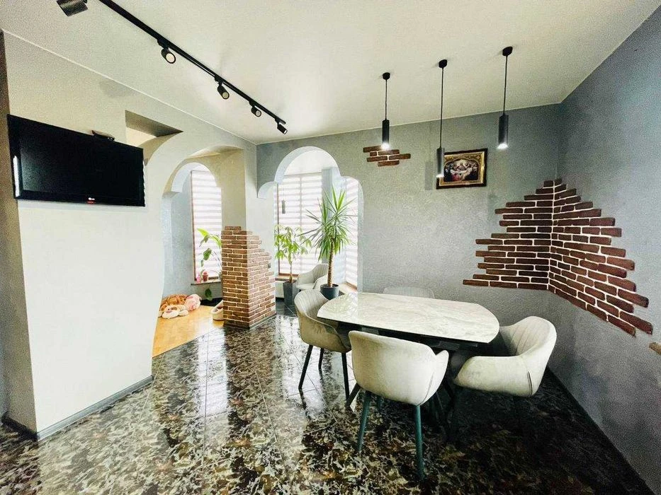 Продам будинок 246 м² з сауною, каміном, двома гаражами та B