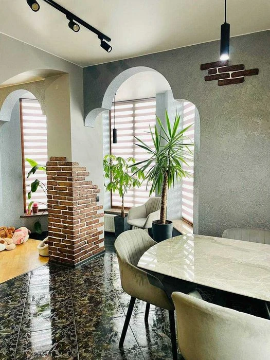 Продам будинок 246 м² з сауною, каміном, двома гаражами та B