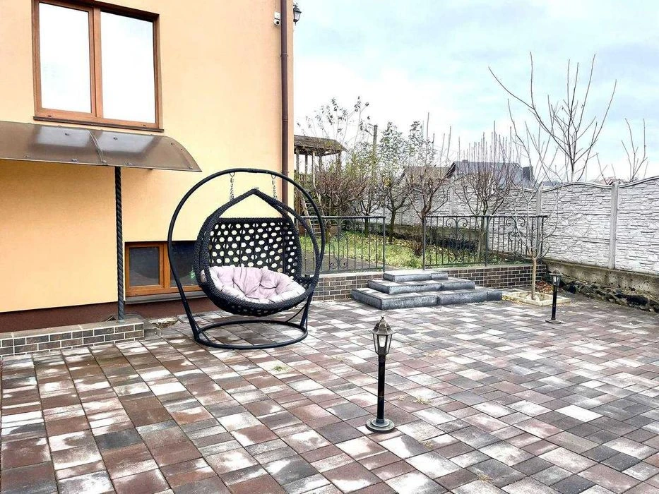 Продам будинок 246 м² з сауною, каміном, двома гаражами та B