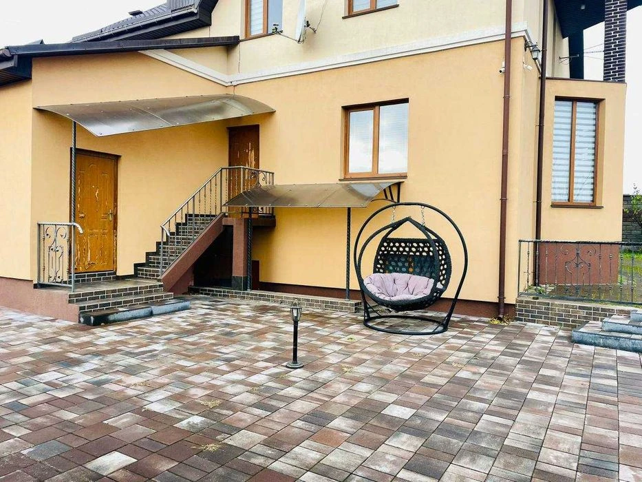 Продам будинок 246 м² з сауною, каміном, двома гаражами та B