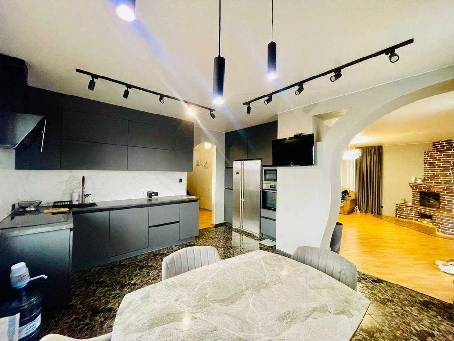 Продам будинок 246 м² з сауною, каміном, двома гаражами та B