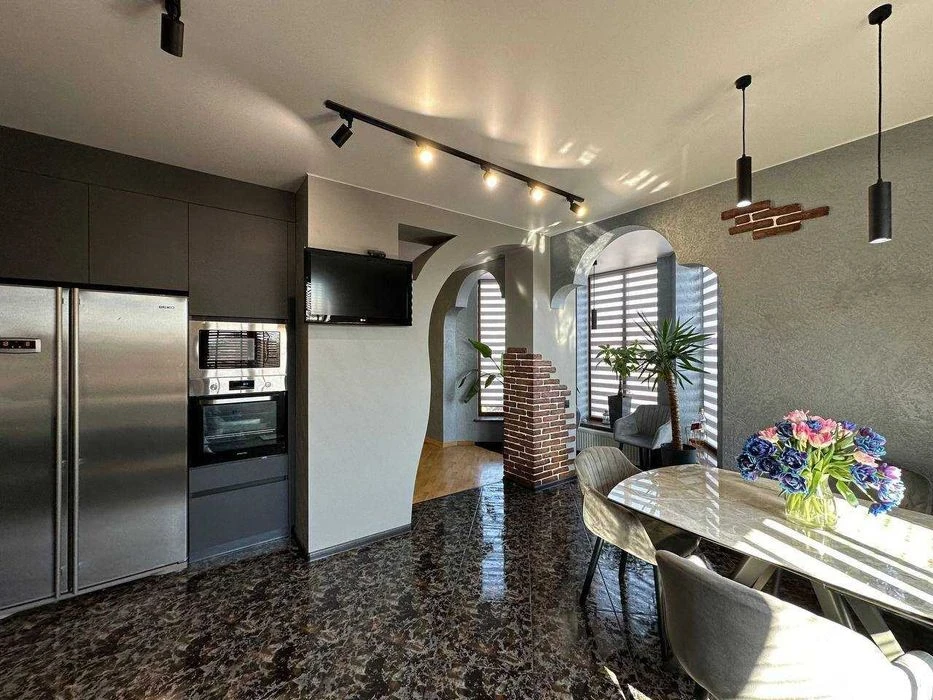Продам будинок 246 м² з сауною, каміном, двома гаражами та B