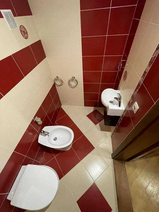 Продам будинок 246 м² з сауною, каміном, двома гаражами та B