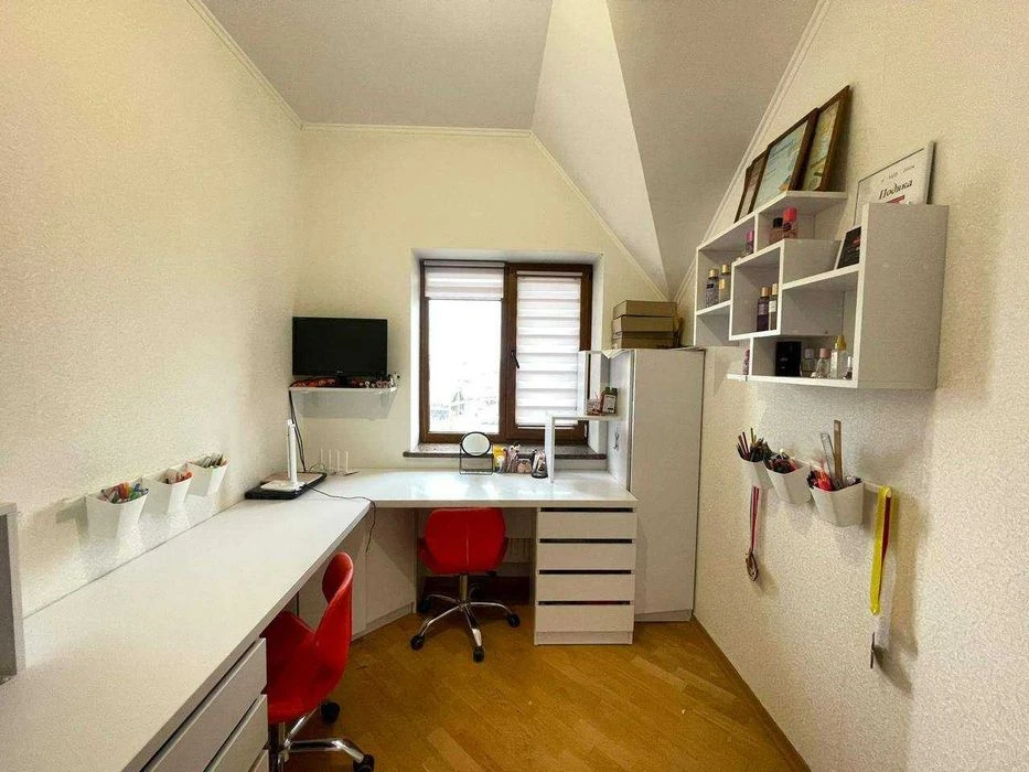 Продам будинок 246 м² з сауною, каміном, двома гаражами та B