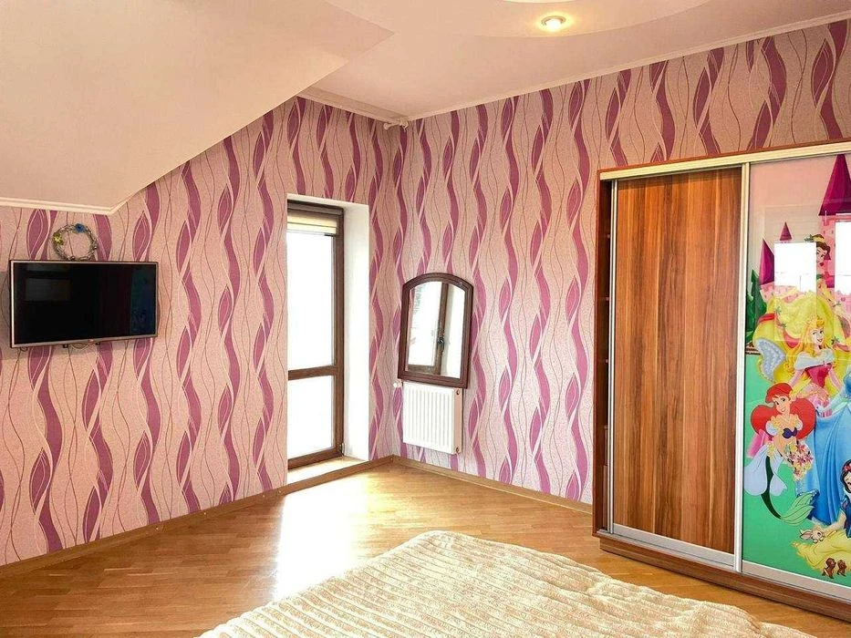 Продам будинок 246 м² з сауною, каміном, двома гаражами та B