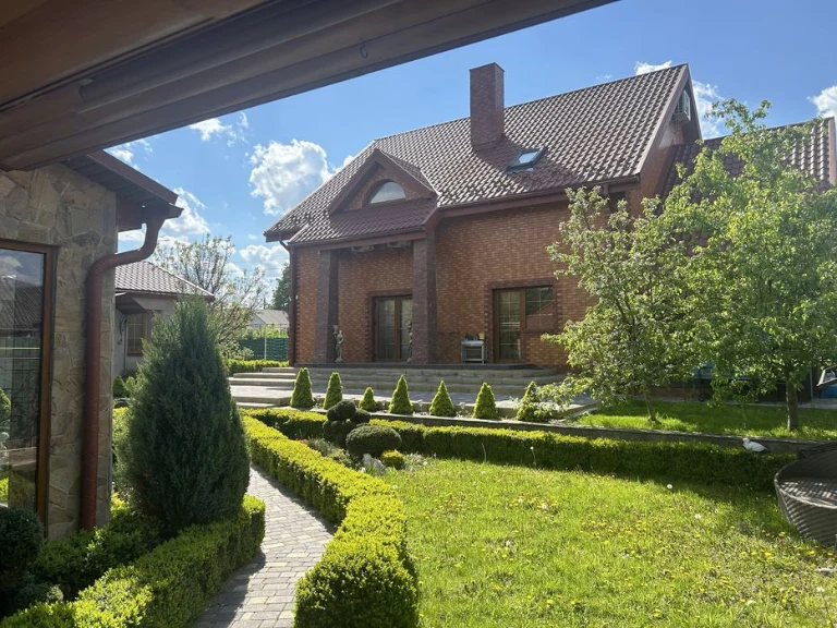 Продаж будинку Рівне, вул Золотіівська