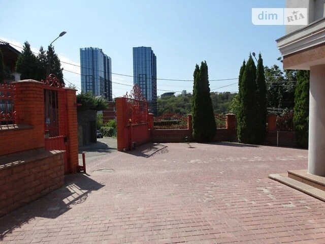 Продаж 3 поверхового будинку з гаражем і ділянкою на 10.01 с