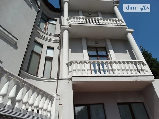 Продаж 3 поверхового будинку з гаражем і ділянкою на 10.01 с