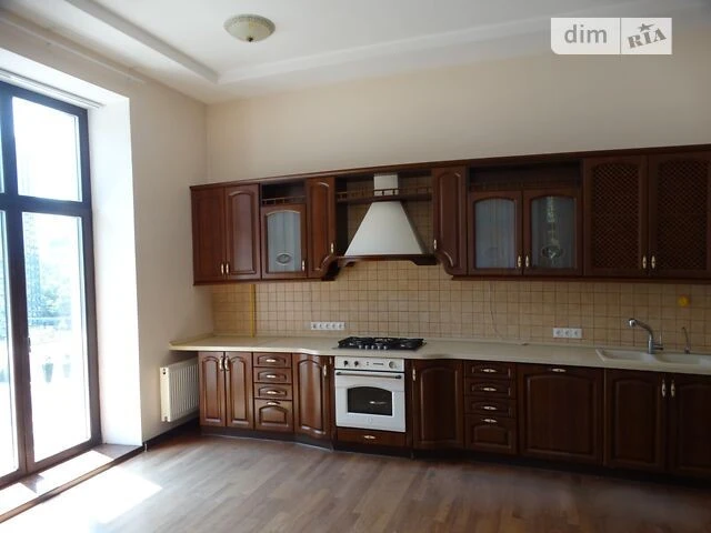 Продаж 3 поверхового будинку з гаражем і ділянкою на 10.01 с