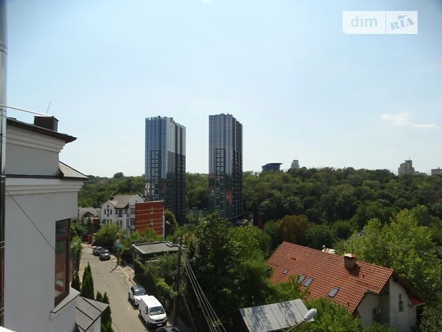 Продаж 3 поверхового будинку з гаражем і ділянкою на 10.01 с