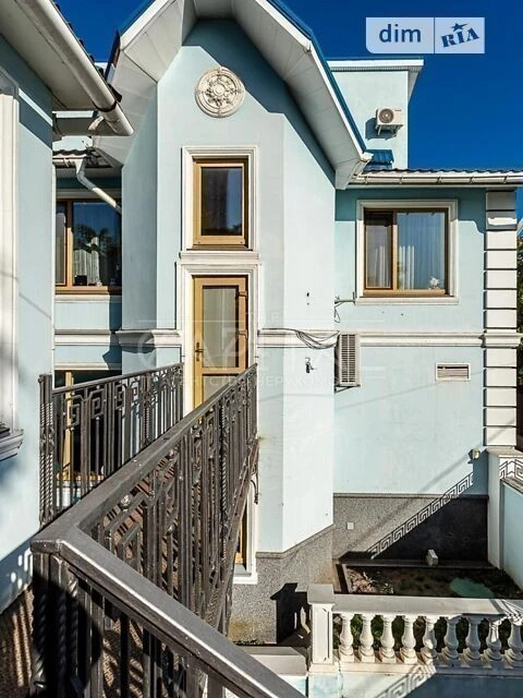 Продаж 3 поверхового будинку з балконом і ділянкою на 6.5 со