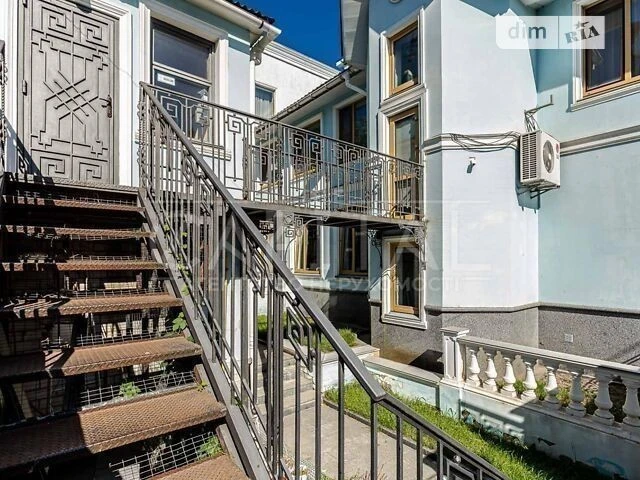 Продаж 3 поверхового будинку з балконом і ділянкою на 6.5 со