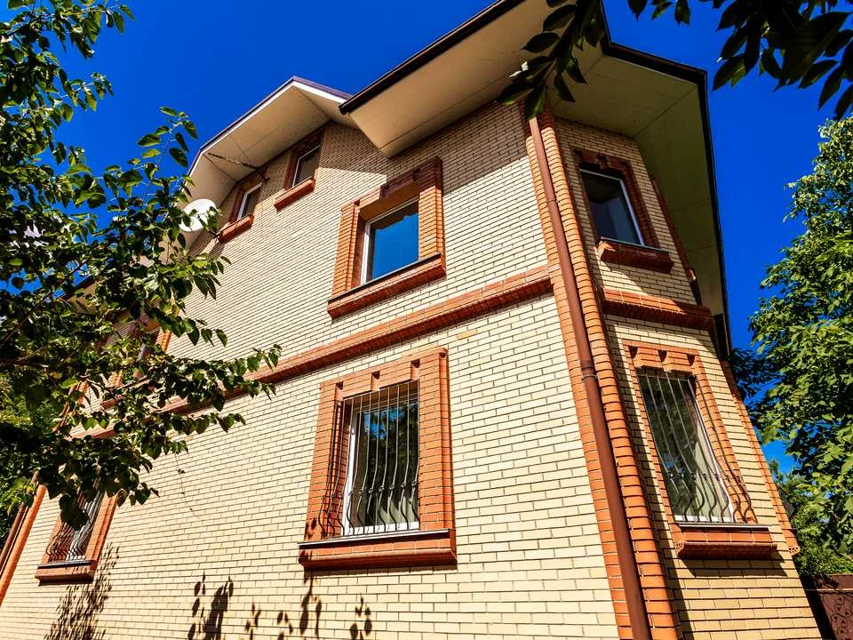 Будинок. Київ, Богатирська вул.