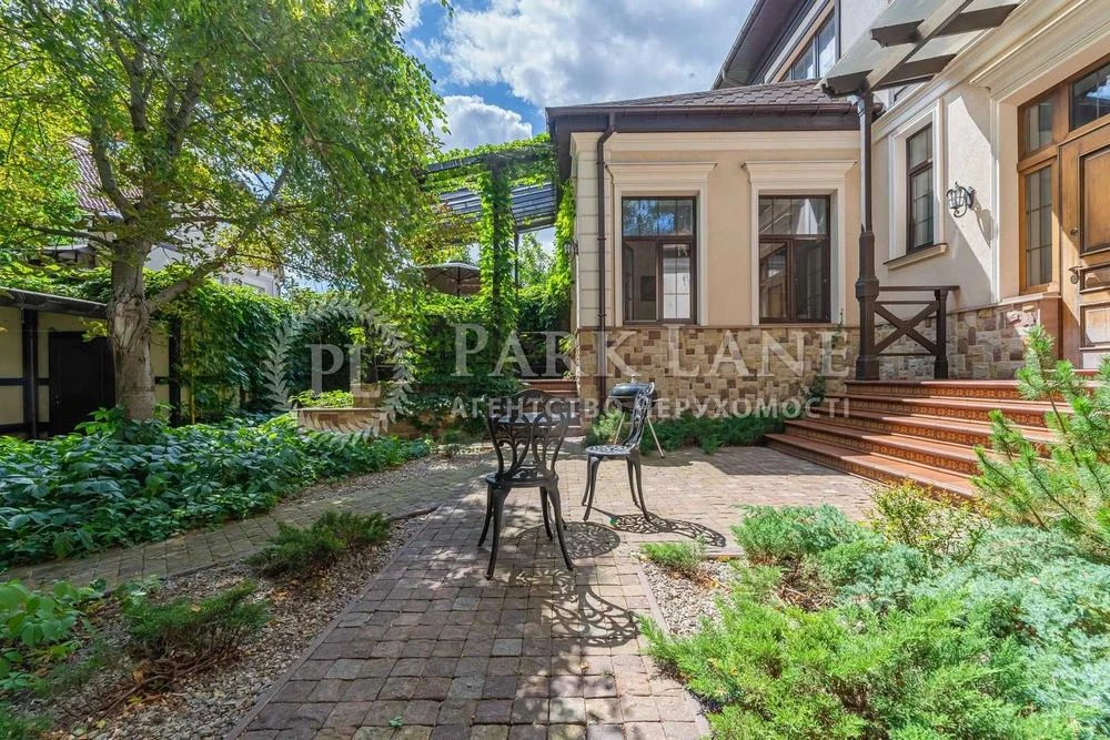 Будинок, який будувався для себе. Тихий центр міста | 292 м²