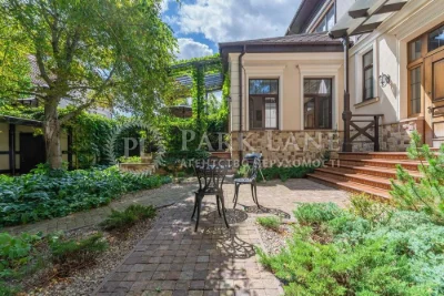 Будинок, який будувався для себе. Тихий центр міста | 292 м²