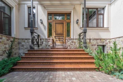 Будинок, який будувався для себе. Тихий центр міста | 292 м²