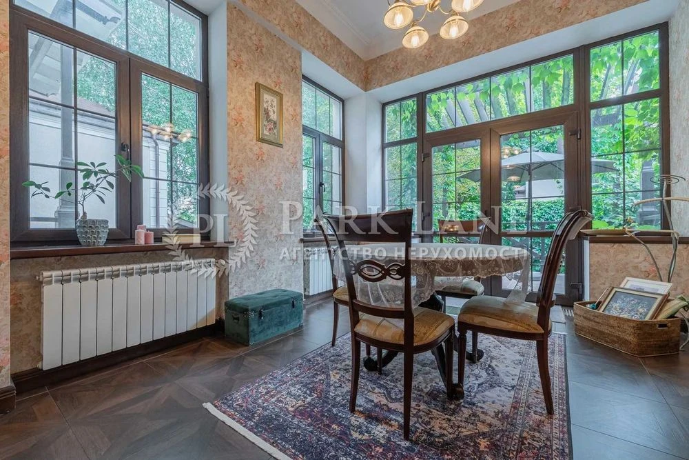 Будинок, який будувався для себе. Тихий центр міста | 292 м²
