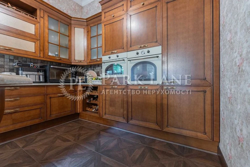 Будинок, який будувався для себе. Тихий центр міста | 292 м²